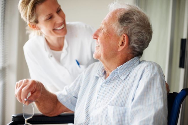 Homme souriant à son infirmière Services d'aide à domicile Ego Domi Maladies neurodégénératives